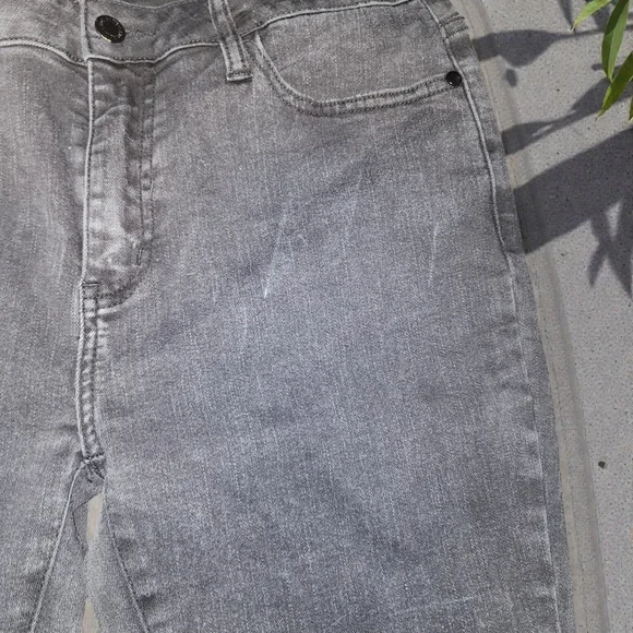 Womens Judy Blue Capri Jeans - Picture 4 of 5